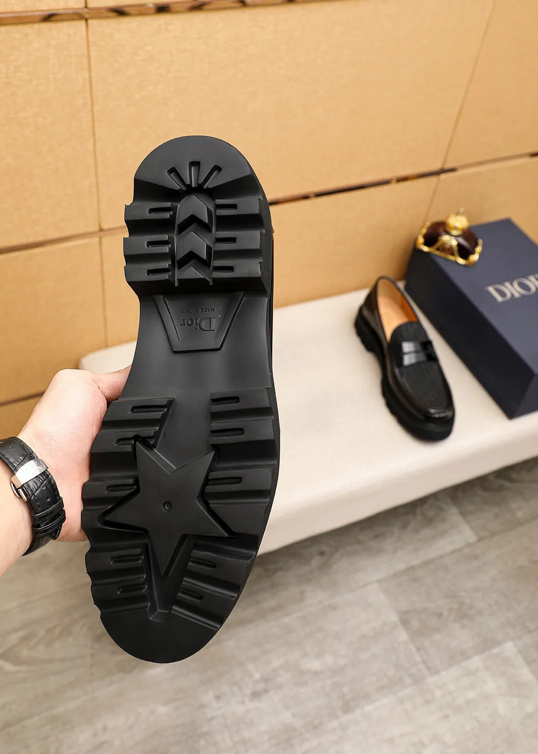 Men's shoes 💰480 💐 Product trademark: Dior "Dior" casual leather shoes Regular size: 39-44 (45🉑️customized) Product materials: Selected Italian imported first-layer calfskin upper, imported water-dyed 🐂 cowhide lining. Strong three-dimensional visual effect, original outsole color: 2 colors available